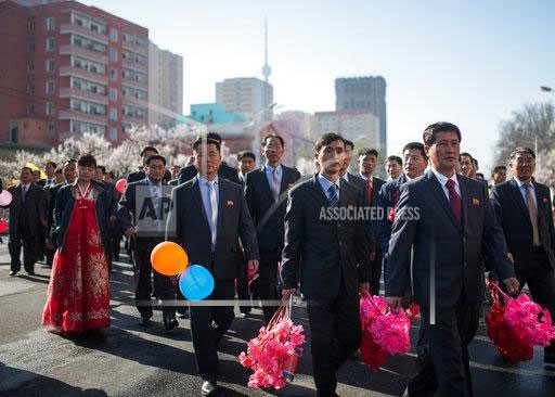 Anh: Ong Kim Jong-un cuoi tuoi trong le khanh thanh khu pho moi-Hinh-11